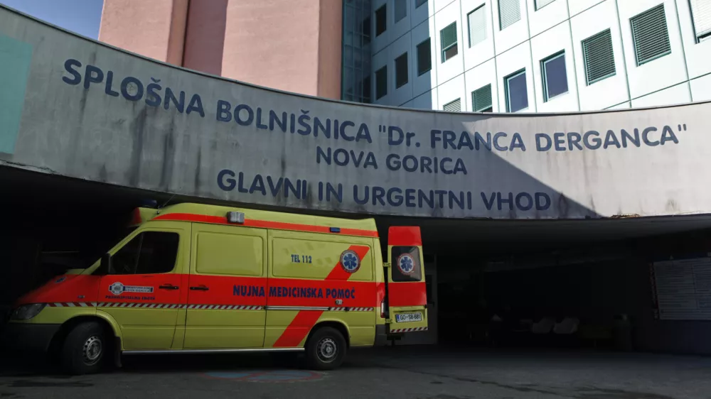 glavni - urgentni blok- reševalno vozilo - Splošna bolnišnica "Dr. Franca Derganca" - Nova Gorica - Ul. Padlih borcev 14, - Šempeter pri Gorici  //FOTO: Luka Cjuha