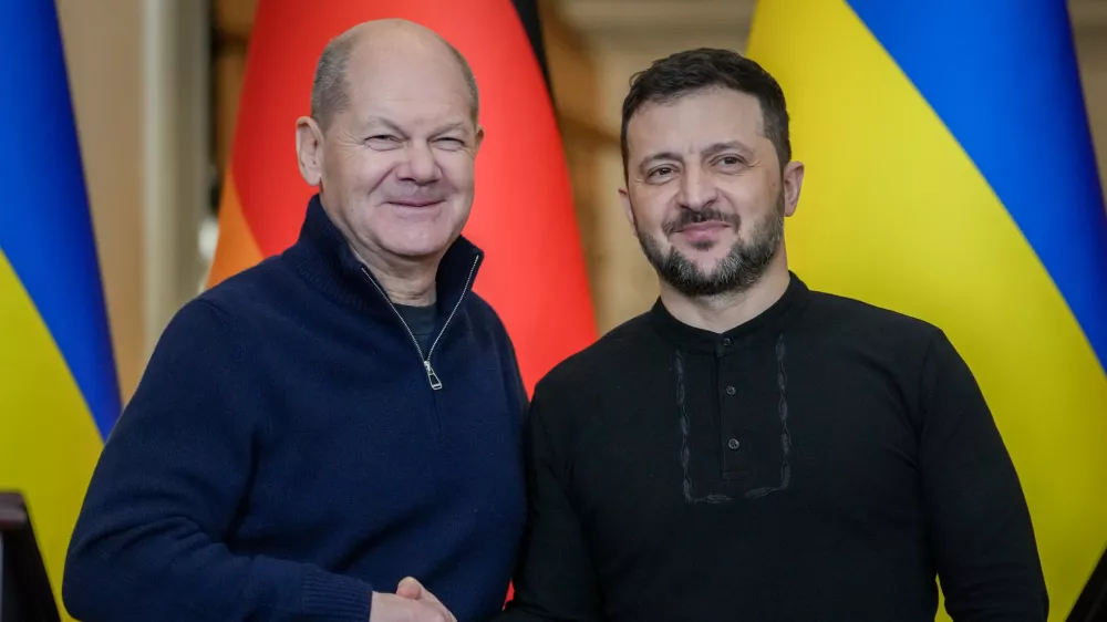 02 December 2024, Ukraine, Kiev: German Chancellor Olaf Scholz shakes hands with Ukrainian President Volodymyr Zelensky (L) following their joint press conference after a meeting. Photo: Kay Nietfeld/dpa