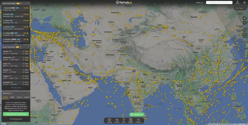 Zajem zaslona sledilca letal Flightradar, iz katerega se lepo vidi, kako letala raje letijo okoli Tibeta. / Foto: Zajem Zaslona