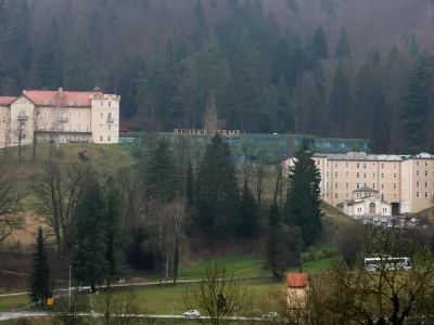 ﻿- Rimske Toplice 2014 - Zdravilišče Rimske terme, zdravje, turizem d. o. o. - od 3.3.2014 lastnik podjetje Terme Resort v lasti moskovskega podjetnika Valerija Arakelova, ki je kot edini dražitelj kupilo družbo v stečaju za 8,5 milijona evrov     //FOTO: Bojan Velikonja