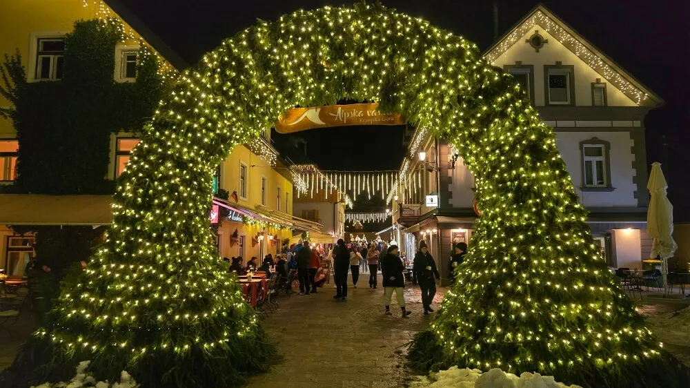 Praznične lučke v kranjski Gori. F avtokampi.si