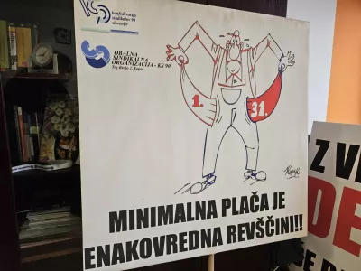 Zaposleni za polni delovni čas, ki prejemajo minimalno plačo, so na meji praga tveganja revščine in se uvrščajo med revne zaposlene. Foto: Veronika Rupnik Ženko