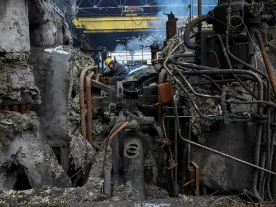 Rusija s pogostimi raketnimi napadi na ukrajinsko energetsko infrastrukturo podobno kot prejšnje zime terorizira prebivalstvo, da ne bi imelo ogrevanja in elektrike. Foto: Reuters