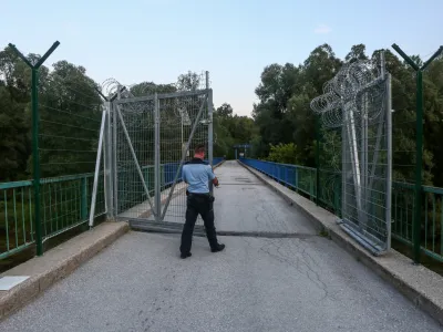 Podjetje Minis bo poleg devetih milijonov evrov, ki jih je zaslužilo s postavljanjem ograje, prejelo še sedem milijonov evrov za njeno podiranje. Revizija tega posla razkriva ostre notranje razmere na MNZ in policiji. 