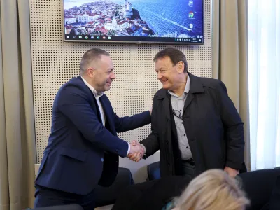 Optimizem, ki je preveval marčna pogajanja med vlado in sindikati, se topi. Časa, da bi jih uspešno sklenili v skladu z vladno časovnico, pa zmanjkuje ... Na fotografiji zdravstveni minister Bešič Loredan in vodja sindikata Fides Damjan Polh. Foto: Luka Cjuha 