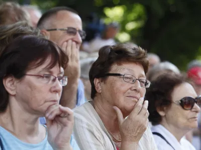 zaskrbljen upokojenec- protest upokojenci - člani Sindikata upokojencev Slovenije izrazili nasprotovanje ukrepom, ki jih je za upokojence prinesel zakon o uravnoteženju javnih financ, nižje pokojnine /FOTO: Luka Cjuha