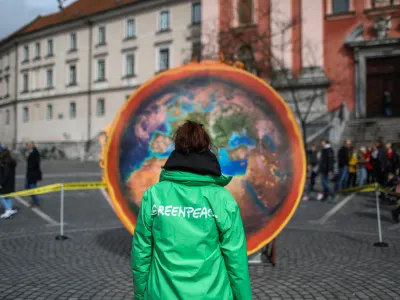 - Globalno segrevanje ozračja- 01.04.2023 – Prešernov trg - dogodek Zemlja gori ob začetku kampanje Podnebni zločin, na katerem so aktivisti Greenpeace Slovenija zažgali več metrov velik rekvizit Zemlje in s tem opozorili odločevalce, naj podnebno krizo začnejo jemati resno; //FOTO: Bojan Velikonja