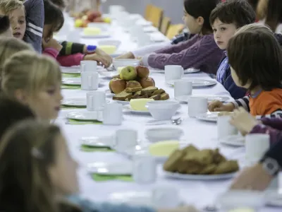 ﻿- simbolična fotografija - jedilnica - šolska prehrana - šolstvo - osnovnošolci<br> - 21.11.2014 - Osnovna šola Trnovo - Dan slovenske hrane, v okviru katerega je po šolah in vrtcih po vsej Sloveniji prvo šolsko uro potekal tradicionalni slovenski zajtrk - šolska prehrana - šolstvo    //FOTO: Jaka Gasar