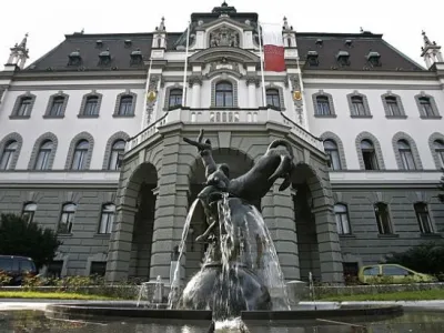 Ob prenovi visokošolske zakonodaje se je ponovno odprlo vprašanje, do katere mere sme politika posegati v notranjo ureditev univerz, ki jim avtonomijo zagotavlja ustava. Na fotografiji sedež Univerze v Ljubljani. 