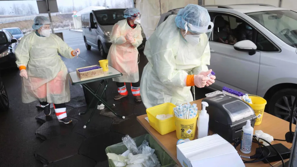 PCR testiranje po sistemu drive-in –- epidemija koronavirus covid-19<br><br>- 17.01.2022 - Parkirišče P+R Stanežiče ob Celovški cesti na severnem obrobju Ljubljane.<br><br>//FOTO: Tomaž Skale<br>