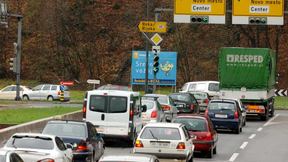 Šentvid - izvoz Gorenjske avtoceste, prometna gneča kolona, semafor, križišče