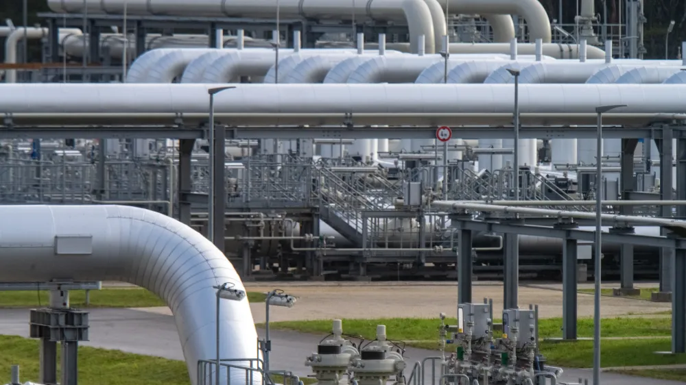 28 September 2022, Mecklenburg-Western Pomerania, Lubmin: A general view of the pipe systems and shut-off devices at the gas receiving station of the Nord Stream 2 Baltic Sea pipeline and the transfer station of the Eugal gas pipeline (foreground -European Gas Link). The European Union considers sabotage to be the likely cause of the leaks from the Nord Stream 1 and 2 gas pipelines and has threatened to take countermeasures. Photo: Stefan Sauer/dpa