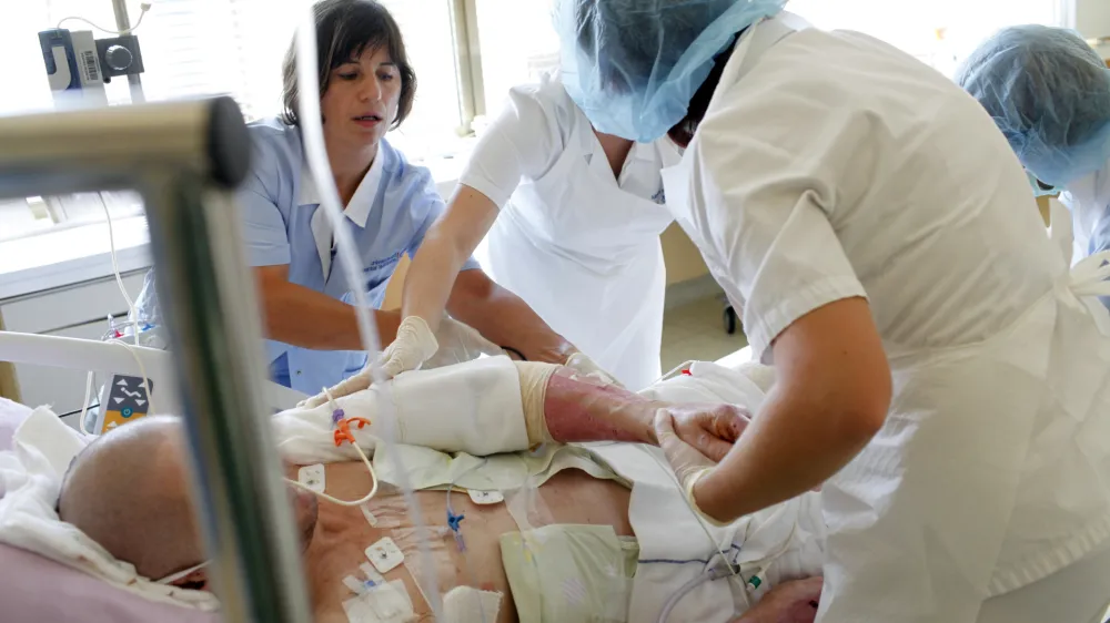 - medicinske sestre - zdravstvo - zdravstvena nega - opeklina - opekline - Klinični oddelek za plastično, rekonstrukcijsko, estetsko kirurgijo in opekline - UKC Ljubljana //FOTO: Luka Cjuha