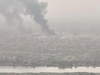 Plums of smoke rise amidst clashes between the paramilitary Rapid Support Forces and the army, in Bahri, Khartoum North (filmed from Omdurman), Sudan April 28, 2023, in this screen grab from a social media video. Video Obtained by REUTERS THIS IMAGE HAS BEEN SUPPLIED BY A THIRD PARTY.