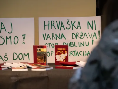 Ljubljana, Atrij ZRC.<br>Javna tribuna o deportacijah v organizaciji Ambasade Rog in Amnesty International ter v sodelovanju s hrvaskim Centrom za mirovne studije in neodvisnim gibanjem No name kitchen.