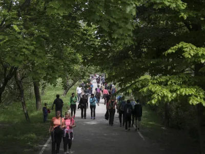 - 06.05.2023 – Pohod ob žici - okupirana Ljubljana - sprehajalci, pešci//FOTO: Jaka Gasar