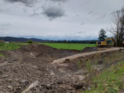 Izvajalci, ki jim je direkcija za vode zaupala izvedbo protipoplavnih ukrepov na Malem grabnu, izkopan material odlagajo v bližini avtocestnega priključka Šmartno. Večino odvečnega materiala iz Malega grabna pa bodo uporabili za sanacijo gramoznice v Gameljnah.