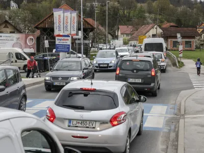 - Škofljica – prometni zastoj - 18.04.2023 - naselje Gumnišče ob glavni cesti Škofljica – Kočevje //FOTO: Jaka Gasar