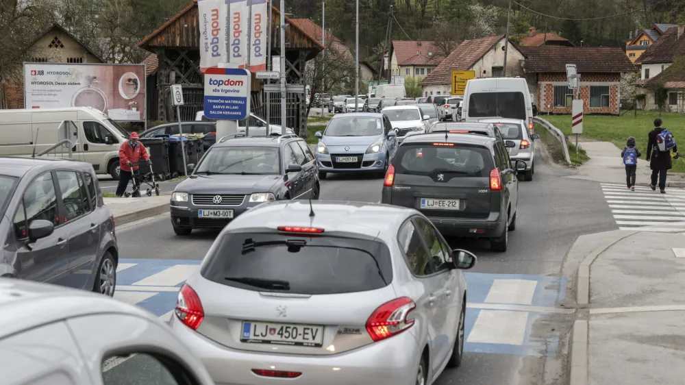 - Škofljica – prometni zastoj - 18.04.2023 - naselje Gumnišče ob glavni cesti Škofljica – Kočevje //FOTO: Jaka Gasar