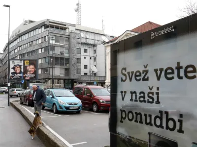 - 14.04.2023 – simbolična fotografija – RTV - Raditelevizija Slovenija, jumbo plakat - napis: SVEŽ VETER V NAŠI PONUDBI //FOTO: Tomaž Skale