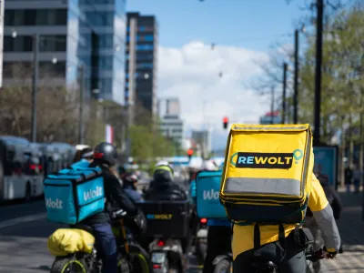 Ljubljana.<br>Clani in clanice Sindikata dostavljavcev ter podporniki so danes vodstvom Wolta in Glova odnesli zahtevo k pristopu h kolektivnim pogajanjem.