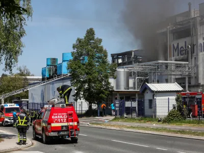 Težave s poplačili stroškov, ki so nastali ob gašenju požara v Melaminu, so imeli tudi kočevski gasilci. Stroški uničene opreme so znašali 22.000 evrov, račun pa je plačala občina. V Melaminu zdaj načrtujejo povračilo stroškov v obliki donacij gasilcem.
Foto: Bojan Velikonja 