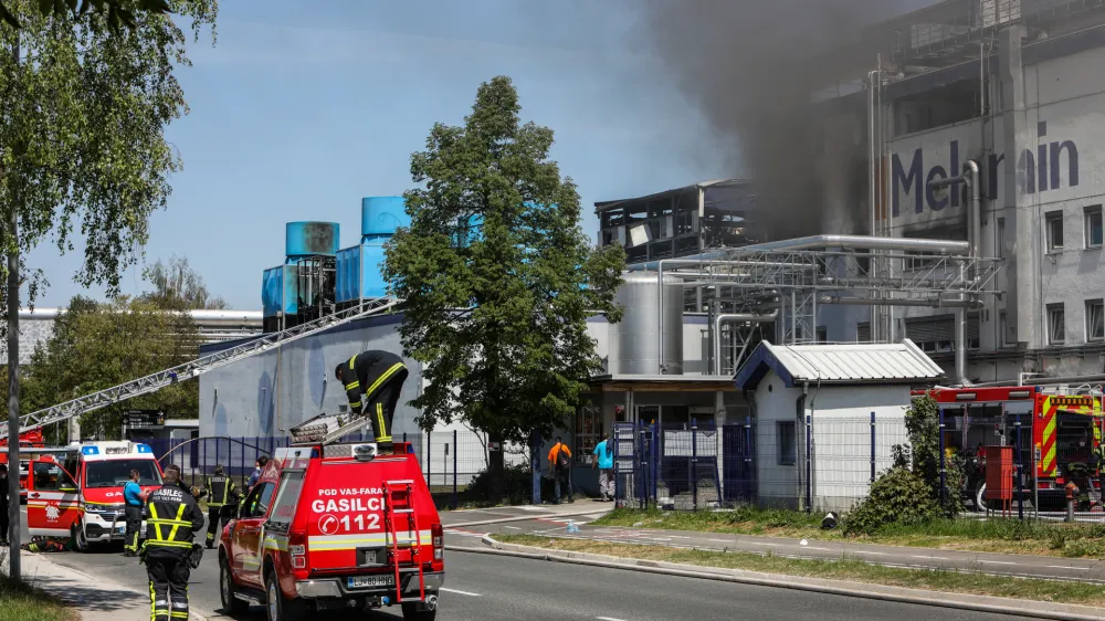 Težave s poplačili stroškov, ki so nastali ob gašenju požara v Melaminu, so imeli tudi kočevski gasilci. Stroški uničene opreme so znašali 22.000 evrov, račun pa je plačala občina. V Melaminu zdaj načrtujejo povračilo stroškov v obliki donacij gasilcem.
Foto: Bojan Velikonja 