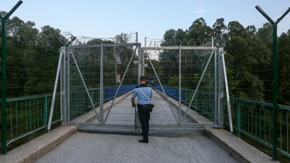 ﻿- 18.06.2018 - zapiranje mejnega prehoda - mejni prehod Žuniči v občini Črnomelj - (slovensko - hrvaška ilegalna meja), reka Kolpa - panelna ograja - policija- Migranti 2018 – nova migrantska balkanska pot iz Makedonije preko Kosova, Črne gore, Bosne in Hercegovine proti zahodni Evropi - džamijska begunska pot - begunci -  //FOTO: Luka Cjuha.