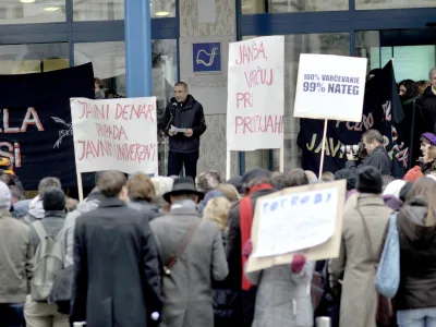 - ilustrativna fotografijavisoko šolstvo, varčevalni ukrepi, rezi, novela ZViS, reforme, transparent, plakat, javno šolstvo, univerza- - Filozofska fakulteta UL - protest profesorjev in študentov proti finančnim rezom - izrazili nestrinjanje zaradi zmanjšanja proračunskih sredstev javnemu visokemu šolstvu -//FOTO: Tomaž Zajelšnik