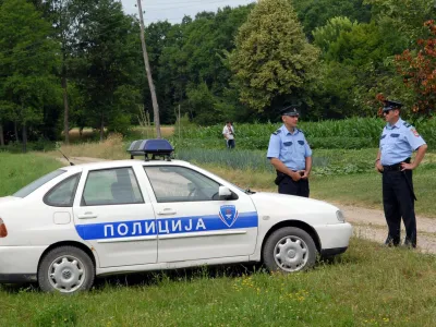 Učence in učitelje so po grožnjah evakuirali, policija pa pregleduje šole. 