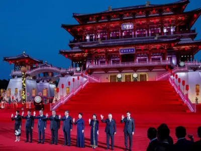 Kyrgyzstan's President Sadyr Japarov and his wife Aigul Japarova, Tajikistan's President Emomali Rahmon, Kazakhstan's President Kassym-Jomart Tokayev, Chinese President Xi Jinping and his wife Peng Liyuan, Turkmenistan's President Serdar Berdymukhamedov, Uzbekistan's President Shavkat Mirziyoyev and his wife Ziroatkhon Hoshimova, pose for a picture during the welcome ceremony for the China-Central Asia summit in Xian, Shaanxi province, China May 18, 2023. REUTERS/Florence Lo/Pool