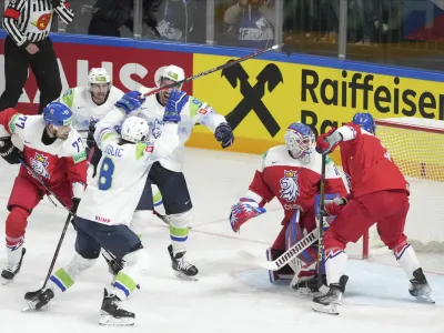 Potem ko je Slovenija (v belih dresih) v prvi tretjini povedla z 2:0, je v zadnji prejela kar pet zadetkov. Foto: AP