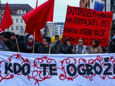 ﻿- protestni shod v podporo beguncem v organizaciji Protirasistična fronta brez meja pod geslom Begunci dobrodošli na Kotnikovo<br><br><br>-27.02.2016 - Samski dom Kotnikova v Ljubljani - Azilni dom v katerega so namestili prve prosilce za mednarodno zaščito v naši državi - azilanti iz držav za katere se je balkanska begunska pot zaprla - begunska kriza - protest - <br><br><br>//FOTO: Bojan Velikonja