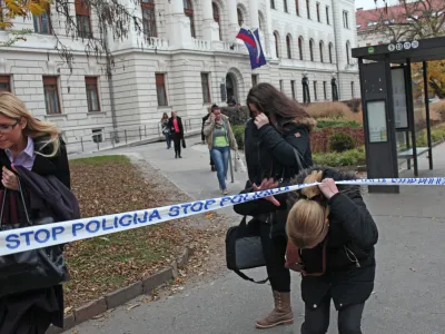 Od lanskega novembra so zaradi grožnje z eksplozivnim sredstvom že sedemkrat izpraznili ljubljansko sodno palačo. Foto: Luka Cjuha 