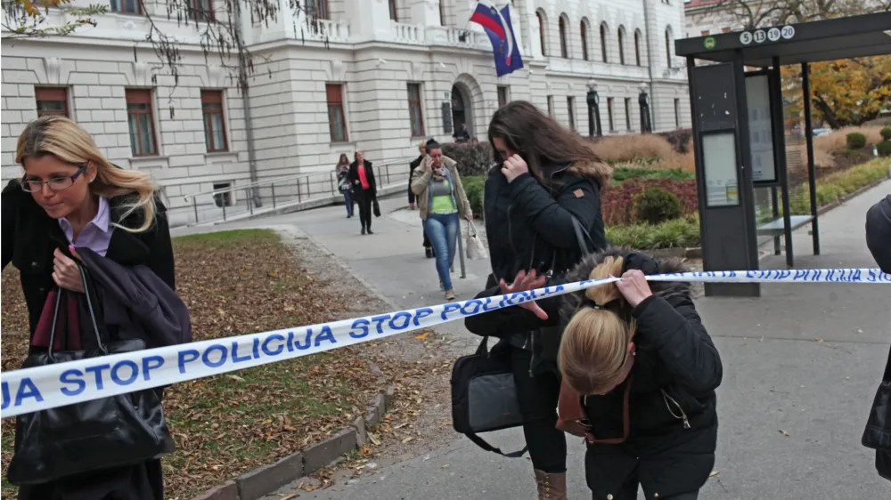 Od lanskega novembra so zaradi grožnje z eksplozivnim sredstvom že sedemkrat izpraznili ljubljansko sodno palačo. Foto: Luka Cjuha 