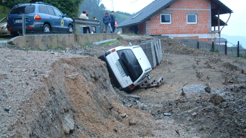 Velenje, Šaleška dolina, plazovi, poplave: V naselju Kavče je odneslo nasuto zemljišče, na katerem je bil parkiran osebni avtomobil