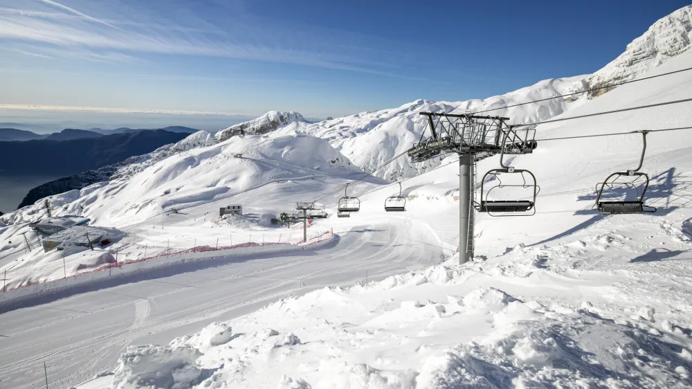 ﻿- sedežnica -- 05.12.2019 – Smučišče KANIN Sella Nevea – priprave na otvoritev zimske sezone - najvišje smučišče v Sloveniji (2.293 m) //FOTO: Matjaž Rušt