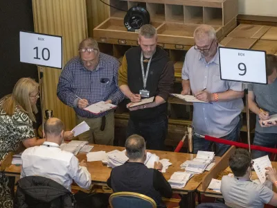 19 May 2023, United Kingdom, Belfast: Green Party NI leaders Mal O'Hara (C) tallying ballots as ballot boxes are opened in Belfast City Hall and counting begins in the Northern Ireland council elections. Photo: Liam Mcburney/PA Wire/dpa