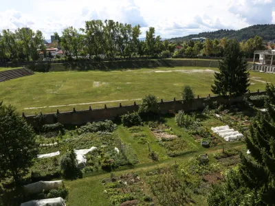 ﻿- zemljišče med stadionom in Fondovimi bloki. - vrtički - <br><br><br>- 04.08.2017 - Plečnikov stadion za Bežigradom – športni park poslovneža Jožeta Pečečnika - kulturni spomenik  //FOTO: Luka Cjuha.