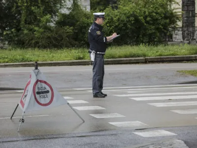 ﻿- 12.05.2016 - prometna nesreča - Vilharjeva cesta - ogled kraja prometne nesreče - policija - varnost v prometu   ///FOTO: Luka Cjuha.