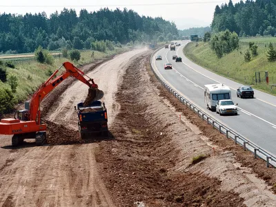 »Za nekatere projekte, ki smo jih že začeli izvajati, smo od Direkcije RS za infrastrukturo prejeli obvestilo, da naj jih ustavimo in gradbišče vrnemo v prvotno stanje,« je dejal predsednik uprave podjetja Pomgrad Iztok Polanič. (Fotografija je simbolična.) 