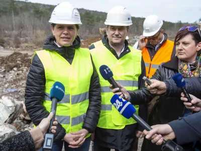 ﻿ministrica za infrastrukturo Alenka Bratušek- 27.03.2019 - infrastrukturni projekt Drugi tir - ogled gradnje dostopnih cest do trase novega železniškega tira Divača-Koper, //FOTO: Matjaž Rušt