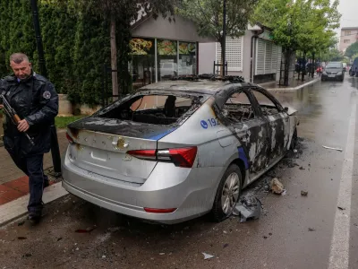 V štirih občinah na severu Kosova, kjer so začeli kosovski župani prevzemati svoje dolžnosti, so protestniki napadli policiste. Zagorelo je vsaj eno policijsko vozilo (na fotografiji levo), policija je uporabila tudi solzivec. Lokalni srbski politiki, kot je Aleksandar Arsenijević, so poskušali v pogovoru s policisti umiriti napetosti, ki so naraščale tudi v Srbiji. Foto: Reuters