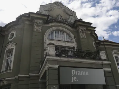 Prihodnja sezona bo zadnja, ko bo stavba SNG Drama Ljubljana ponujala sedanjo podobo – sredi leta 2024 naj bi se namreč le začela njena dolgo pričakovana prenova, ki naj bi predvidoma trajala do konca leta 2026. 