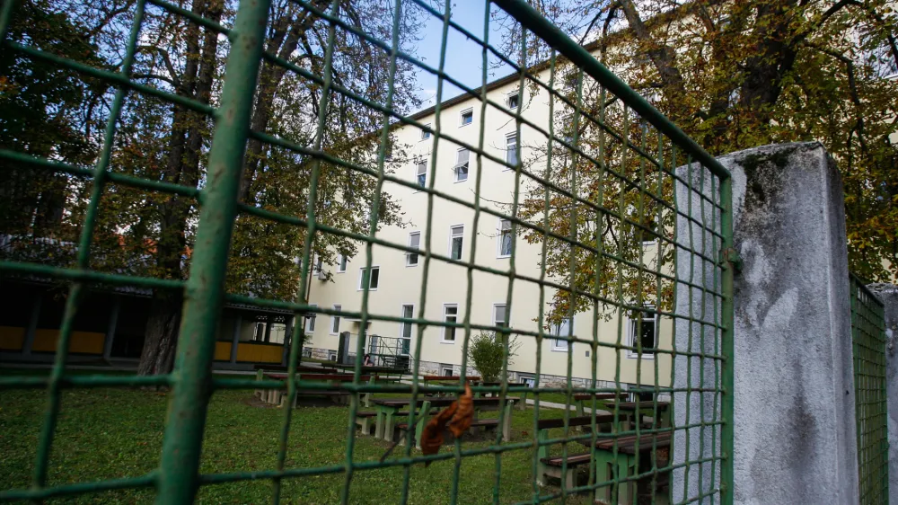 ﻿- 04.11.2014 - Psihiatrična klinika Ljubljana Polje - Stavba E - Studenec 48, napad na zdravnico - 55-letni moški je s sabo na zdravniški posvet prinesel nož in z njim napadel zdravnico. Ta se je poskušala ubraniti, moški pa jo je z nožem poškodoval po roki. Pred hujšimi poškodbami sta zdravnico rešila zdravstvena tehnika, ki sta moškega obvladala //FOTO: Bojan Velikonja