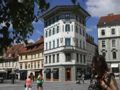 - 06.06.2022 - Hauptmannova hiša, secesijska poslovno-stanovanjska zgradba, ki se nahaja na vogalu Wolfove ulice in Prešernovega trga v Ljubljani. Prešernov trg 1 //FOTO: Luka Cjuha