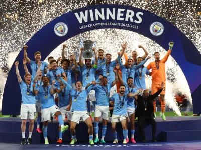 Soccer Football - Champions League Final - Manchester City v Inter Milan - Ataturk Olympic Stadium, Istanbul, Turkey - June 11, 2023 Manchester City's Ilkay Gundogan lifts the trophy as he celebrates with teammates after winning the Champions League REUTERS/Molly Darlington