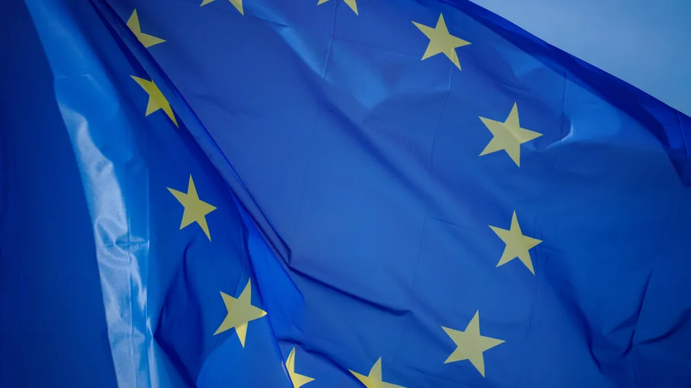 FILED - 10 March 2022, France, Versailles: The flag of the European Union flies outside the chateau in Versailles. The European Commission in Brussels is to propose stricter rules for assessing the sustainability of companies on Tuesday, aimed at avoiding conflicts of interest. Photo: Kay Nietfeld/dpa