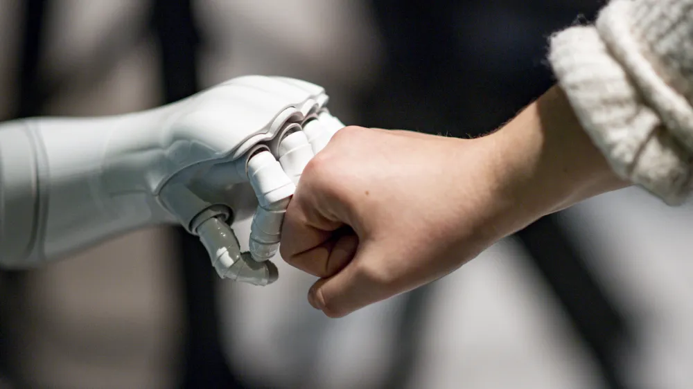 ﻿21 November 2019, Hamburg: A robot interacts with a woman during the "Speed Dating with AI - Meet the Robots at AI Days" at the Hammerbrooklyn Digital Campus. On 22nd and 23rd of November, a selection of highly developed robots from various fields will be shown, giving an insight into the current possibilities of artificial intelligence. Photo: Axel Heimken/dpa