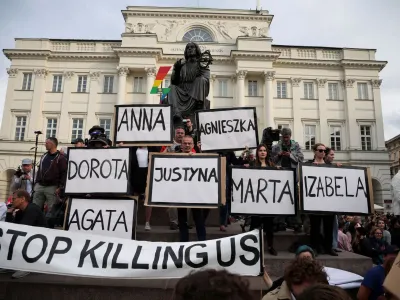 People take part in a protest, after a pregnant woman died in hospital in an incident campaigners say is the fault of Poland's laws on abortion, which are some of the most restrictive in Europe, in Warsaw, Poland June 14, 2023. REUTERS/Kacper Pempel   TPX IMAGES OF THE DAY